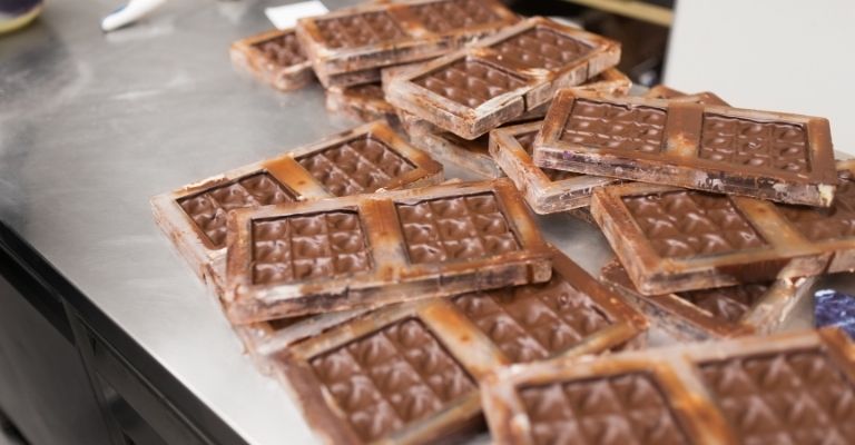 tablettes de chocolat dans des moules