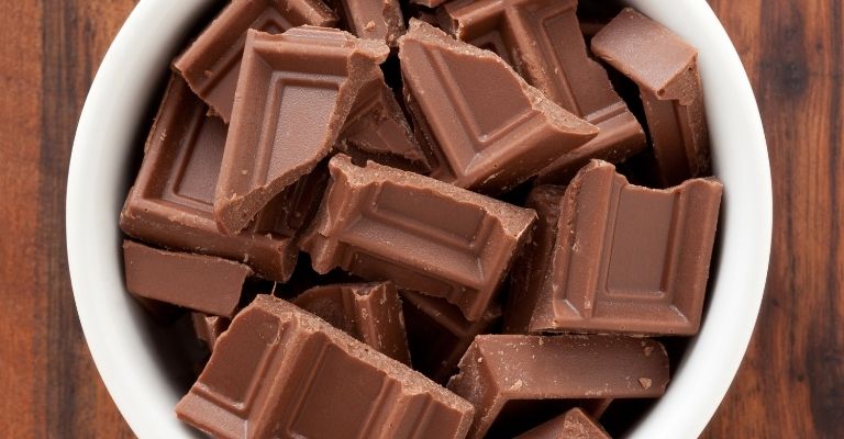 carrés de chocolat au lait dans un bol