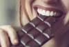 fille heureuse qui mange du chocolat