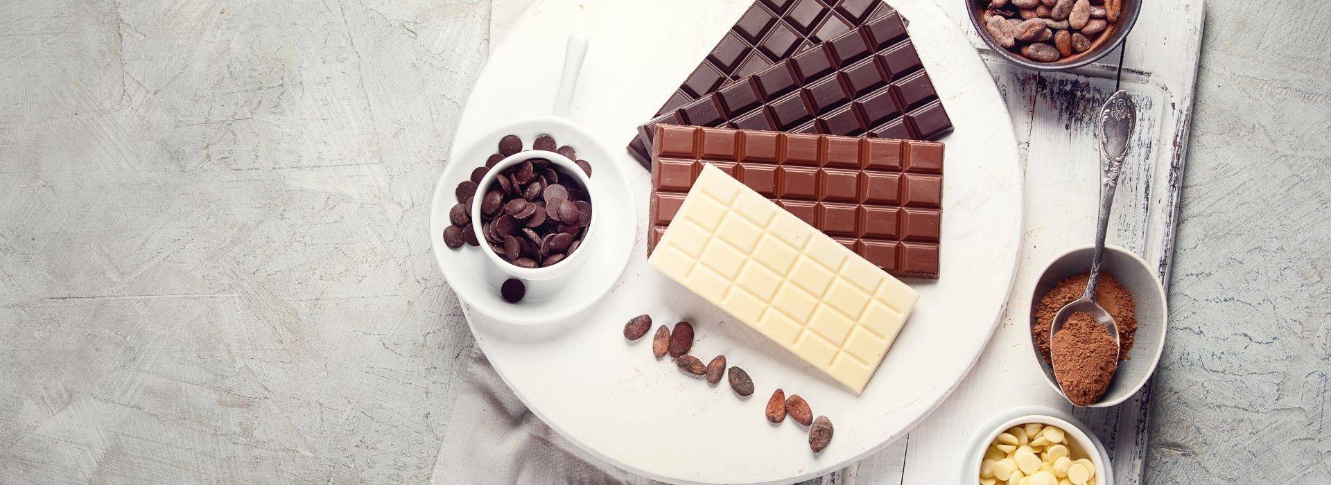 tablettes de chocolat noir chocolat au lait chocolat blanc
