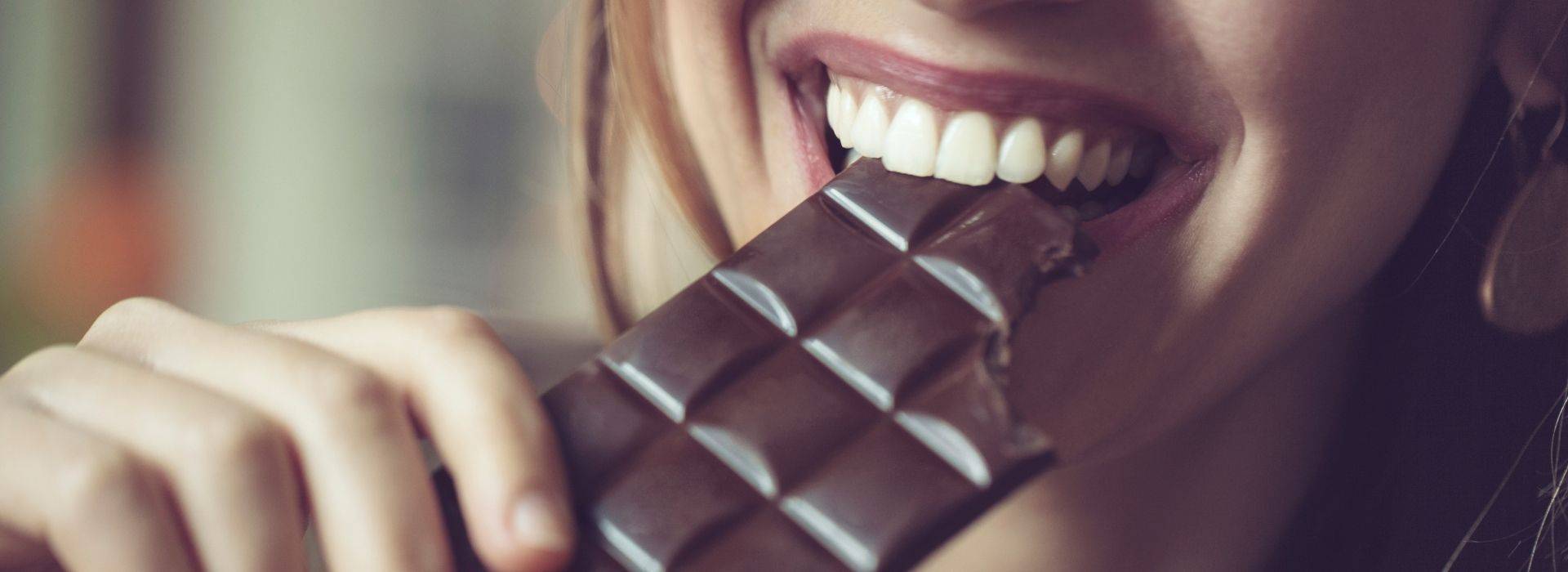 fille heureuse qui mange du chocolat